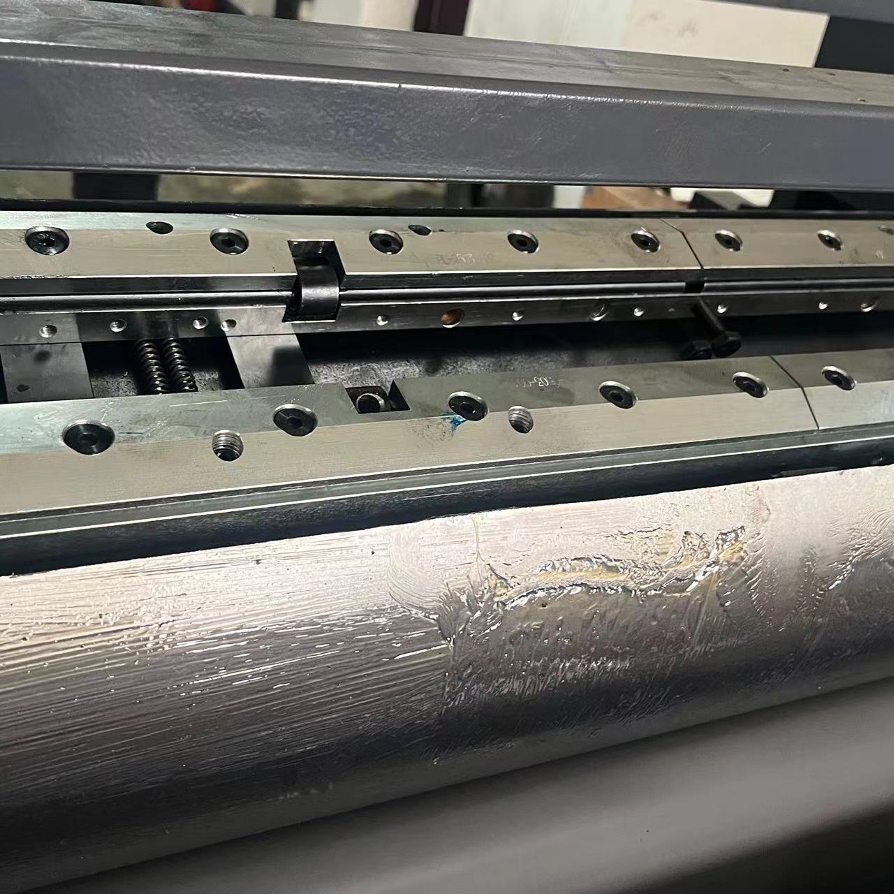 In che modo il rullo anilox ceramico consente anche il rivestimento a olio nel punto UV