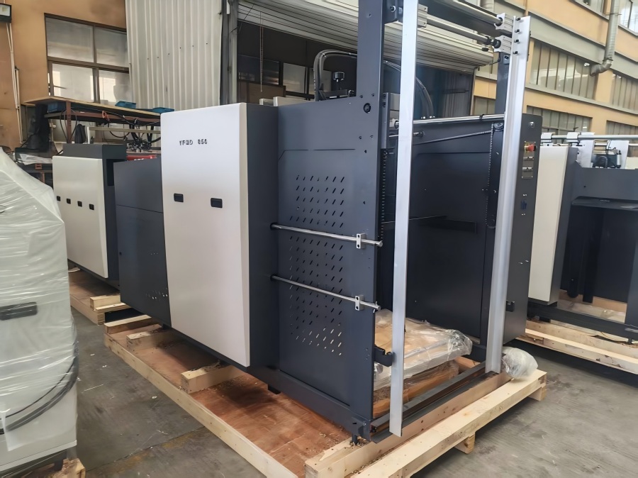 La nuova macchina di laminazione automatica ad alta velocità Star YFMD-850 sta per essere spedita in Tailandia!
